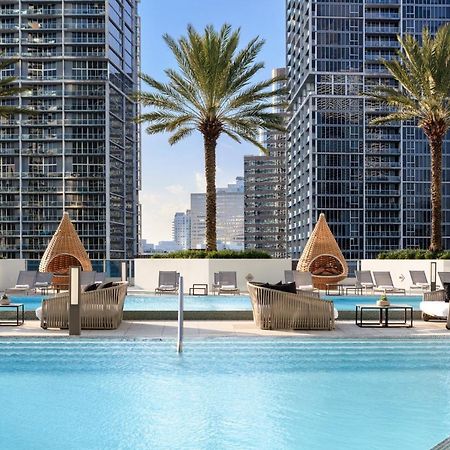 Kimpton Epic Hotel By Ihg Miami Bagian luar foto The rooftop pool at the SLS Brickell