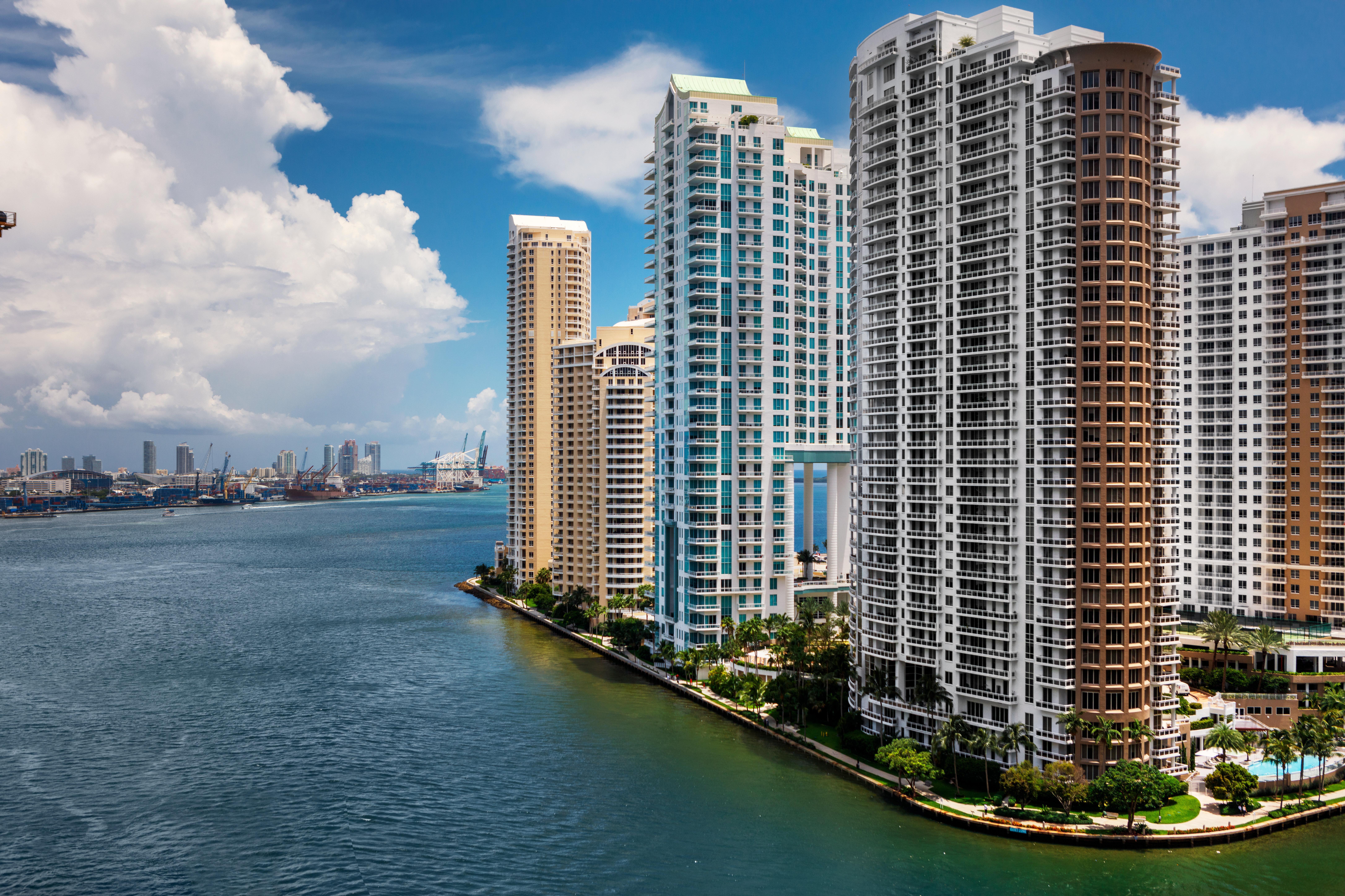 Kimpton Epic Hotel By Ihg Miami Bagian luar foto Brickell on the River