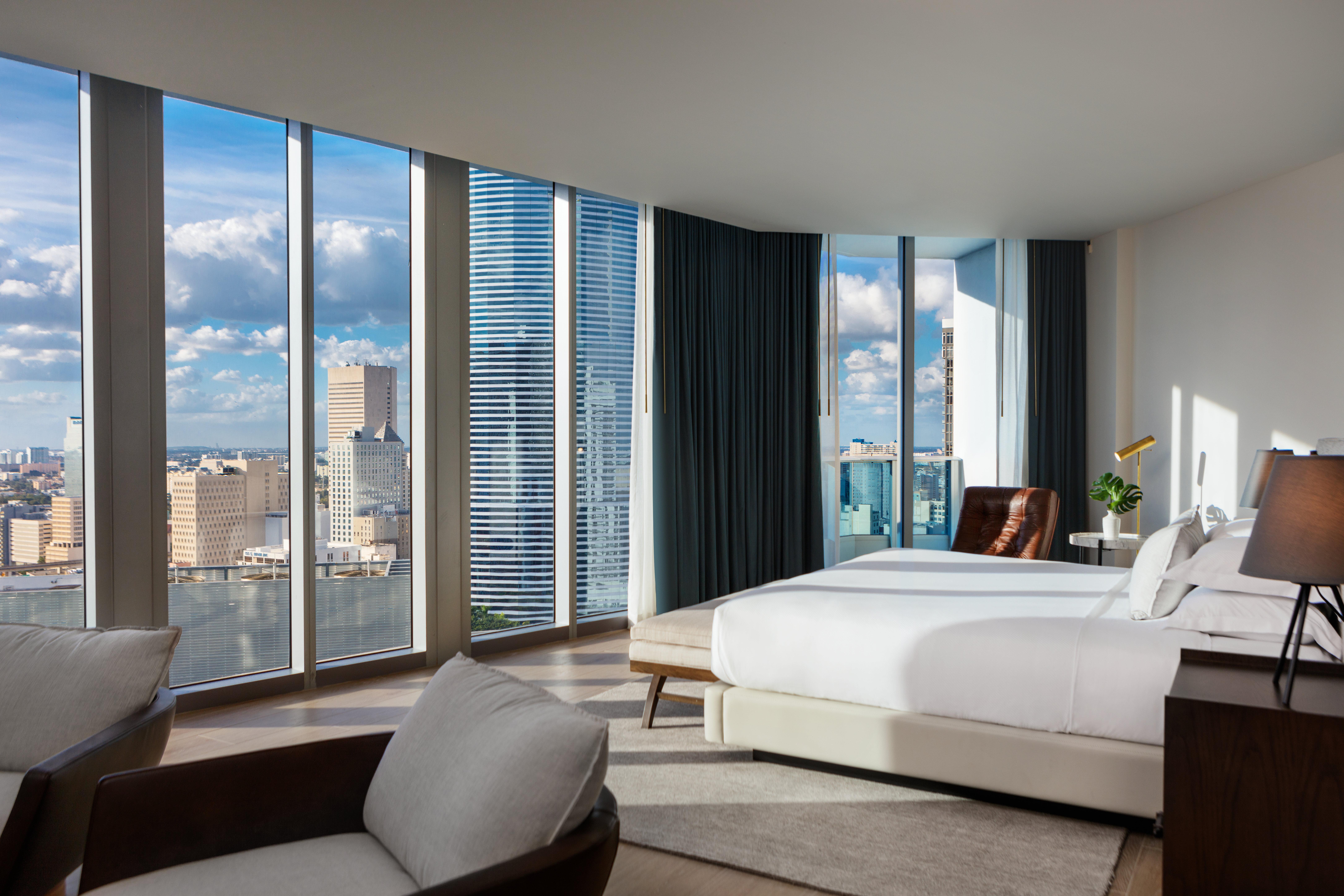 Kimpton Epic Hotel By Ihg Miami Bagian luar foto A bedroom at the Mandarin Oriental