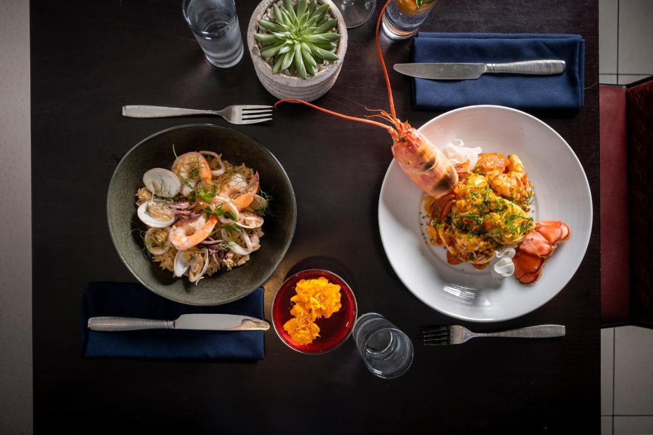Kimpton Epic Hotel By Ihg Miami Bagian luar foto A meal at the restaurant