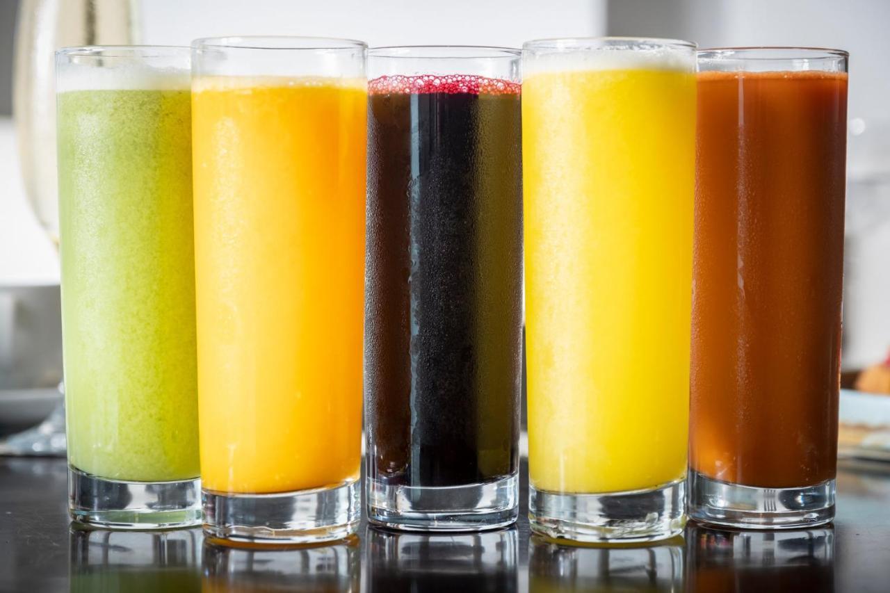 Kimpton Epic Hotel By Ihg Miami Bagian luar foto Various fruit juices