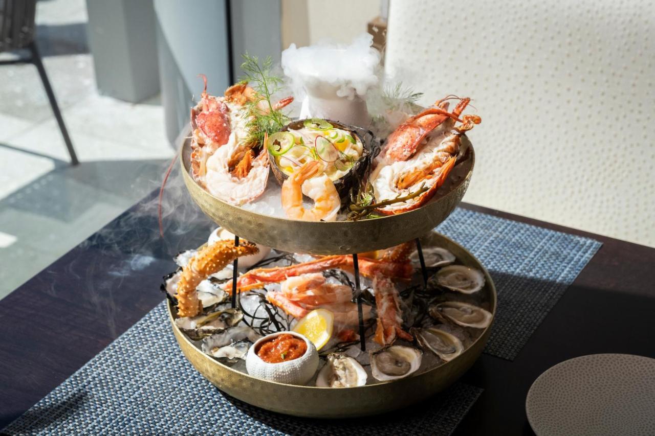 Kimpton Epic Hotel By Ihg Miami Bagian luar foto A seafood platter