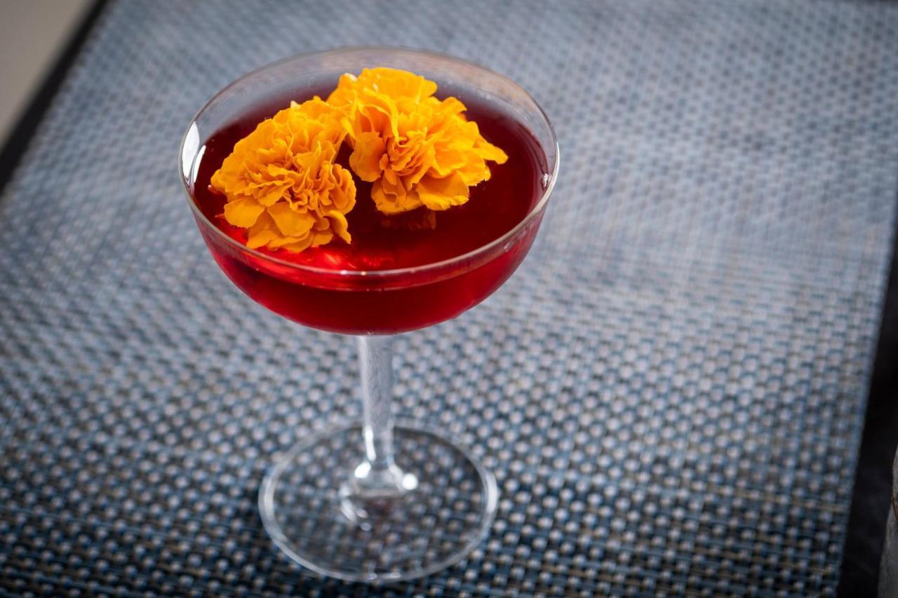 Kimpton Epic Hotel By Ihg Miami Bagian luar foto A Clover Club cocktail