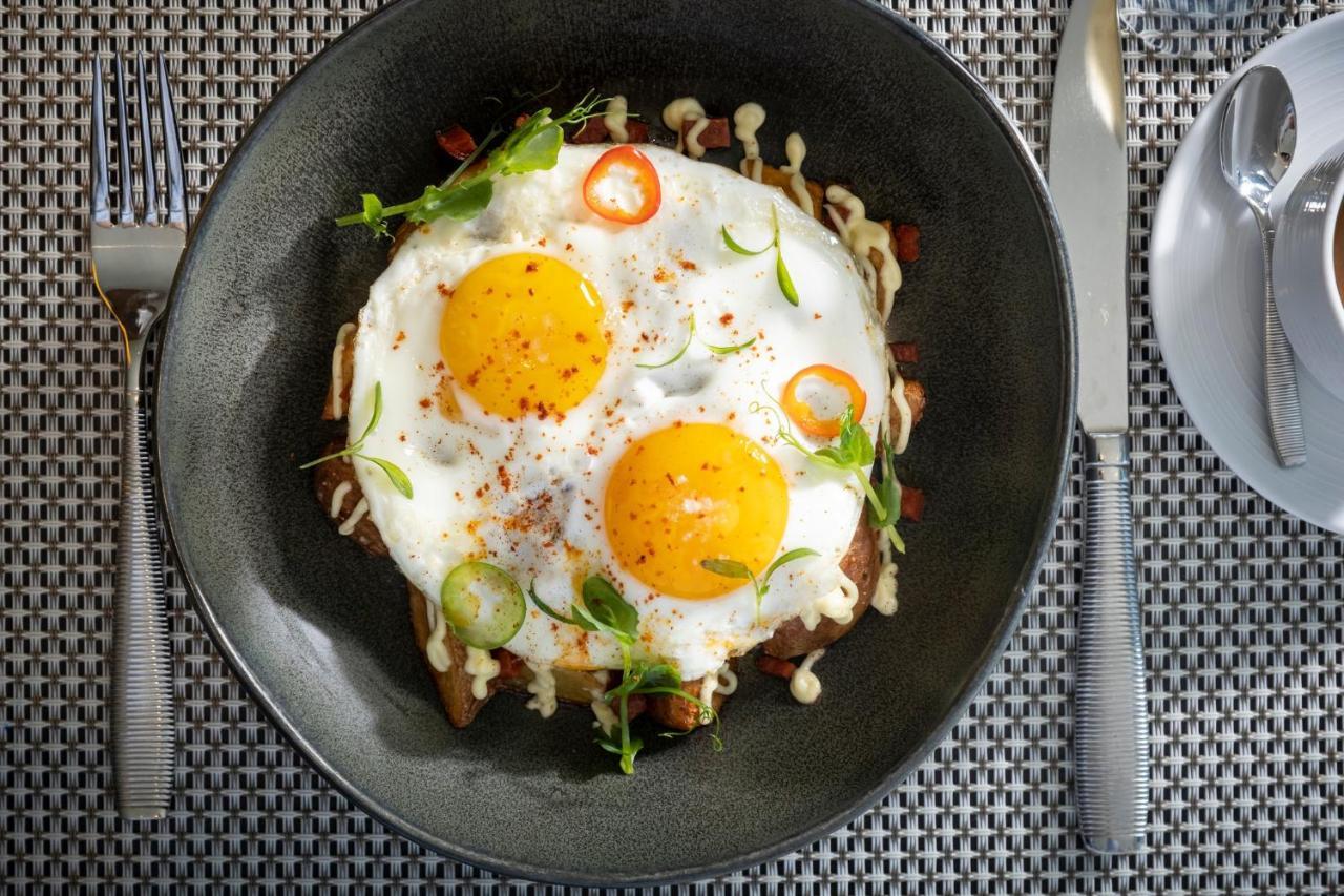 Kimpton Epic Hotel By Ihg Miami Bagian luar foto A plate of sunny side up eggs