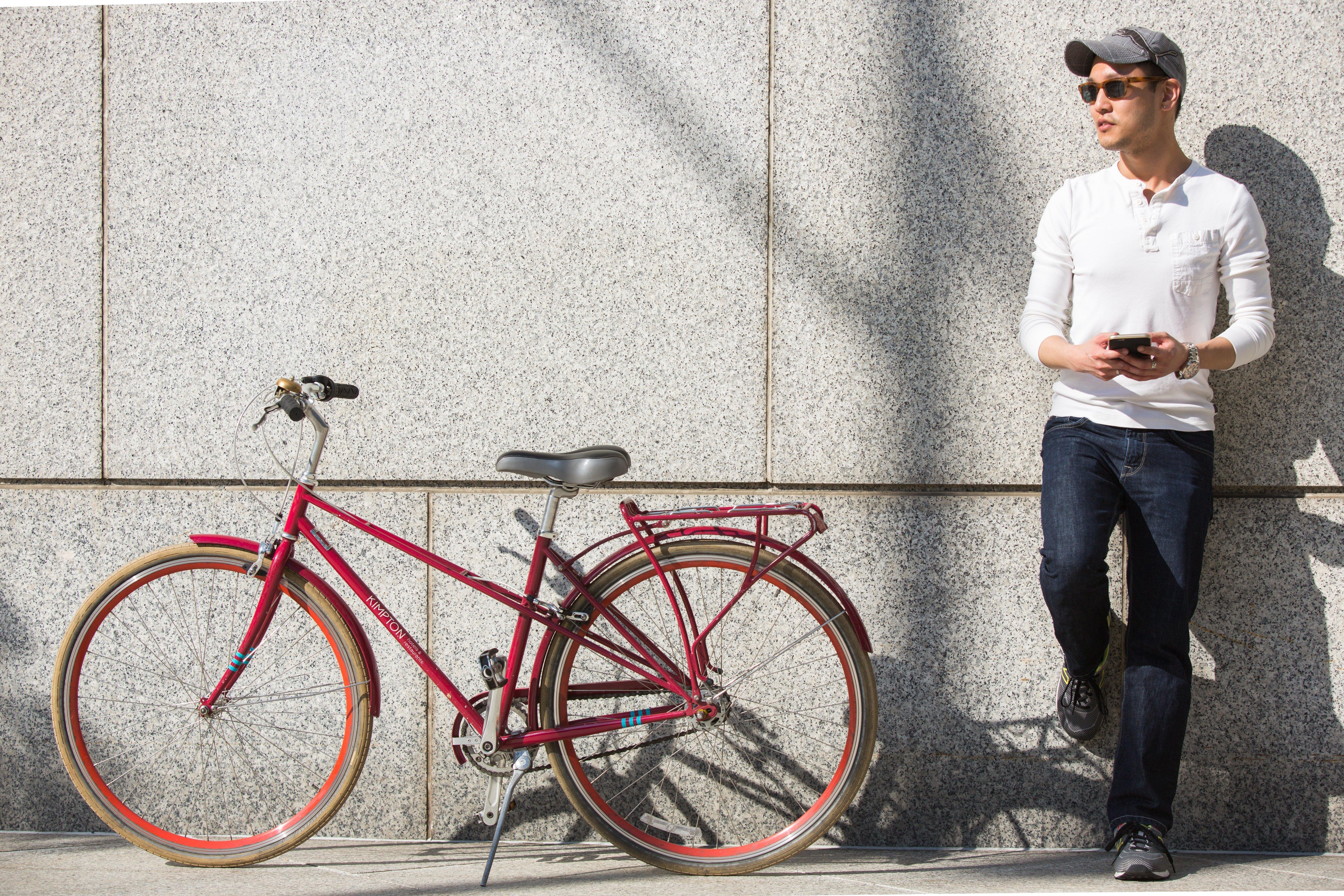 Kimpton Epic Hotel By Ihg Miami Bagian luar foto A man with a bicycle