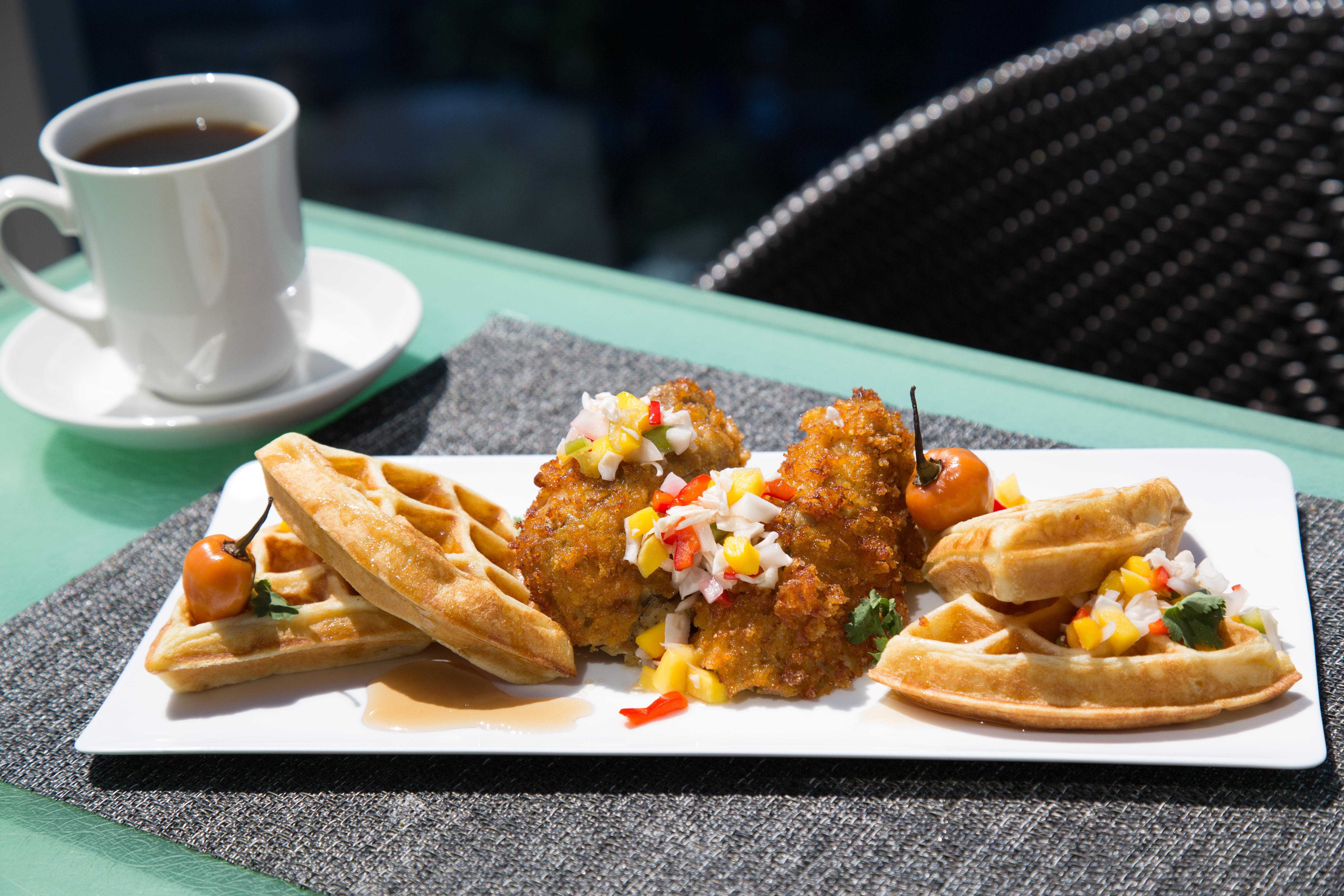 Kimpton Epic Hotel By Ihg Miami Bagian luar foto Crab cakes and waffles