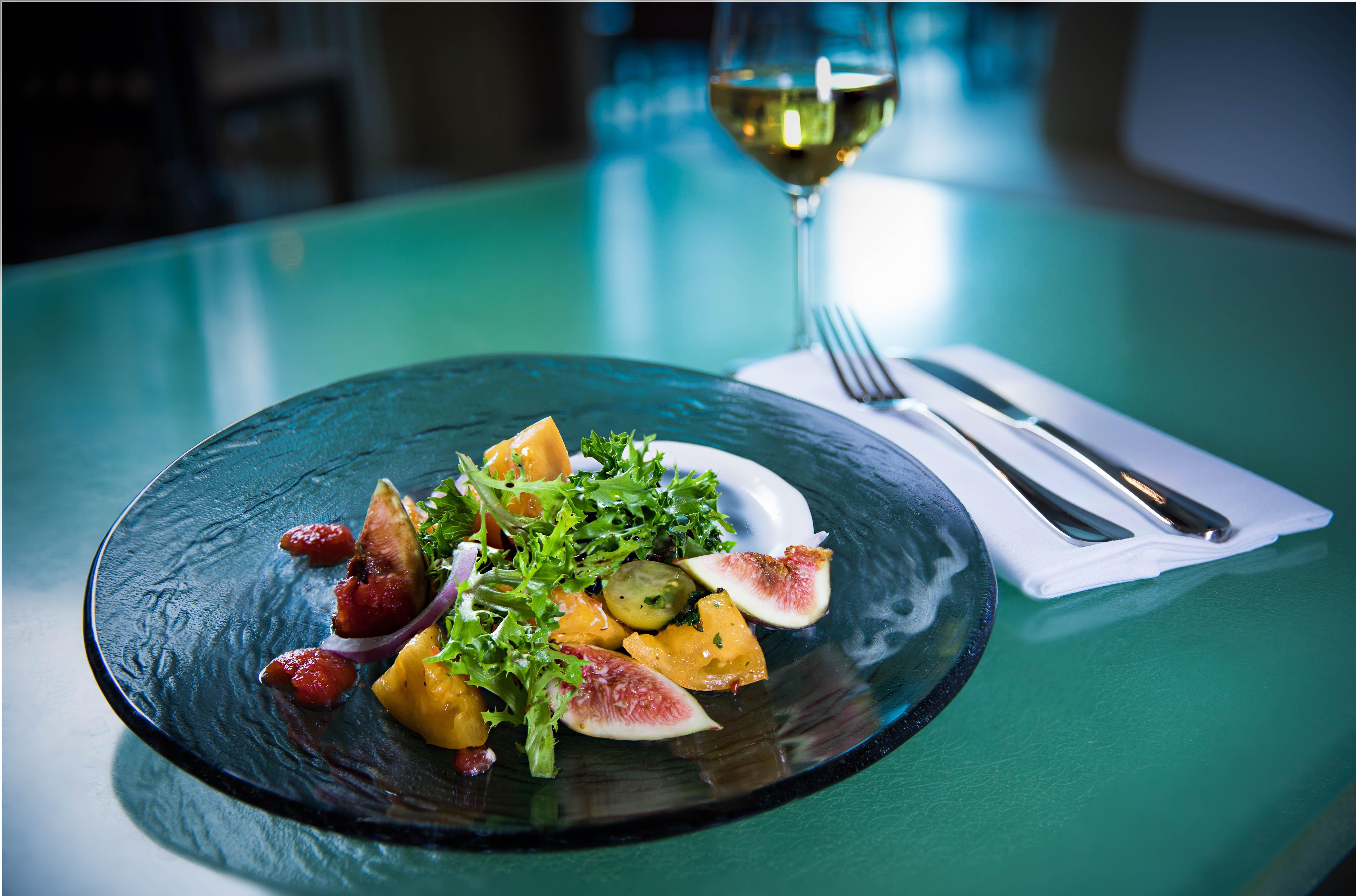 Kimpton Epic Hotel By Ihg Miami Bagian luar foto A salad with a glass of wine