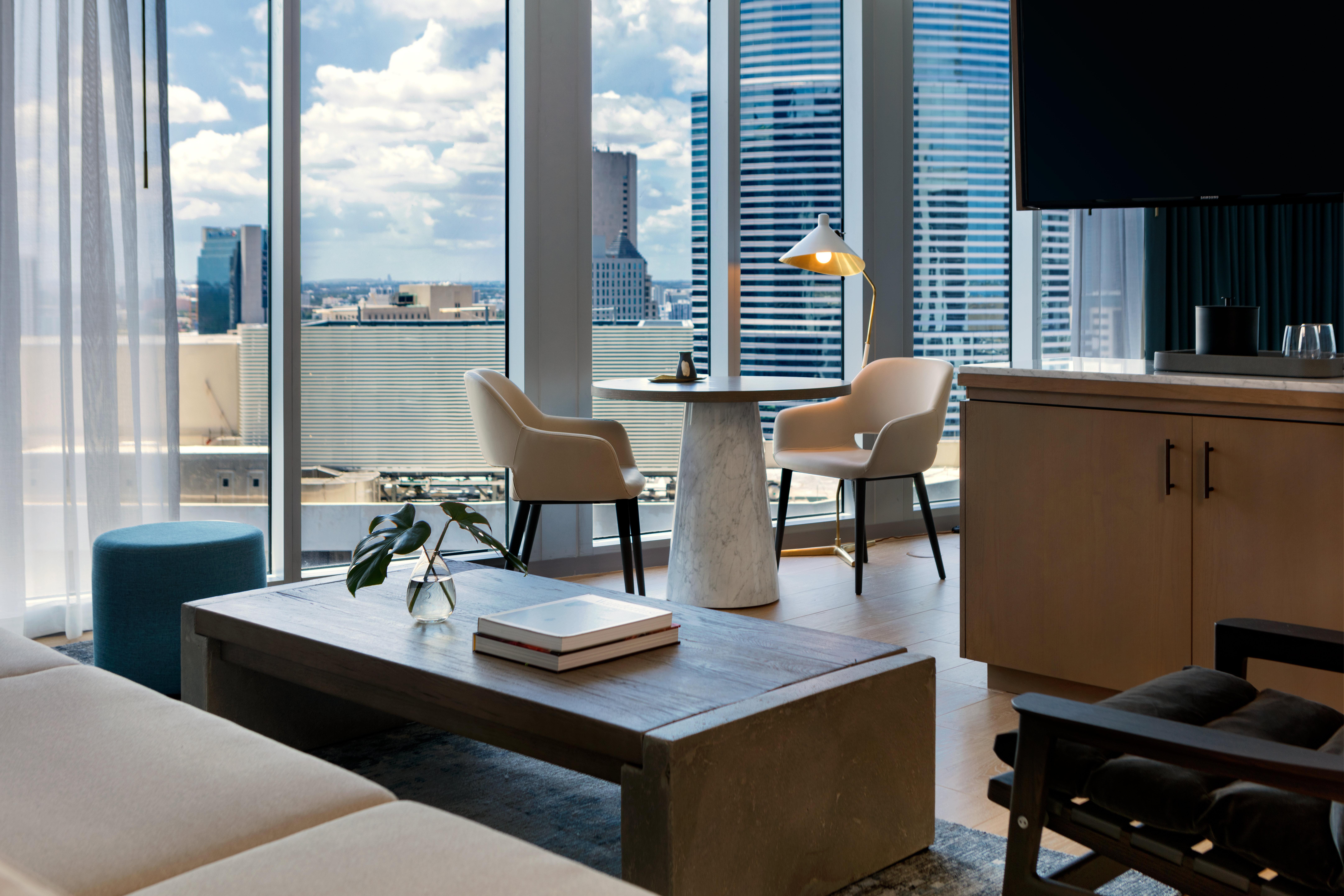 Kimpton Epic Hotel By Ihg Miami Bagian luar foto A guest room at the hotel