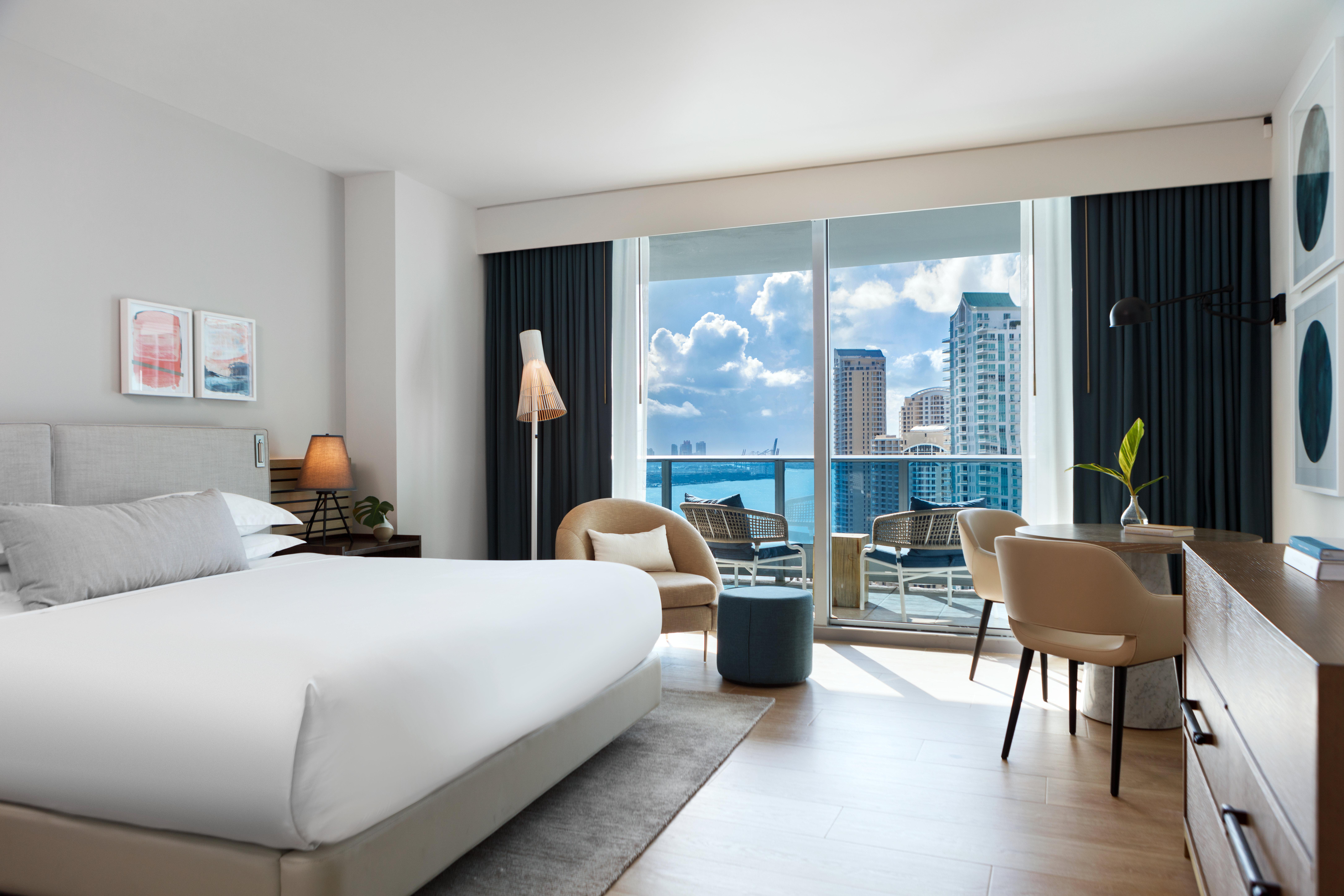 Kimpton Epic Hotel By Ihg Miami Bagian luar foto A guest room at the hotel