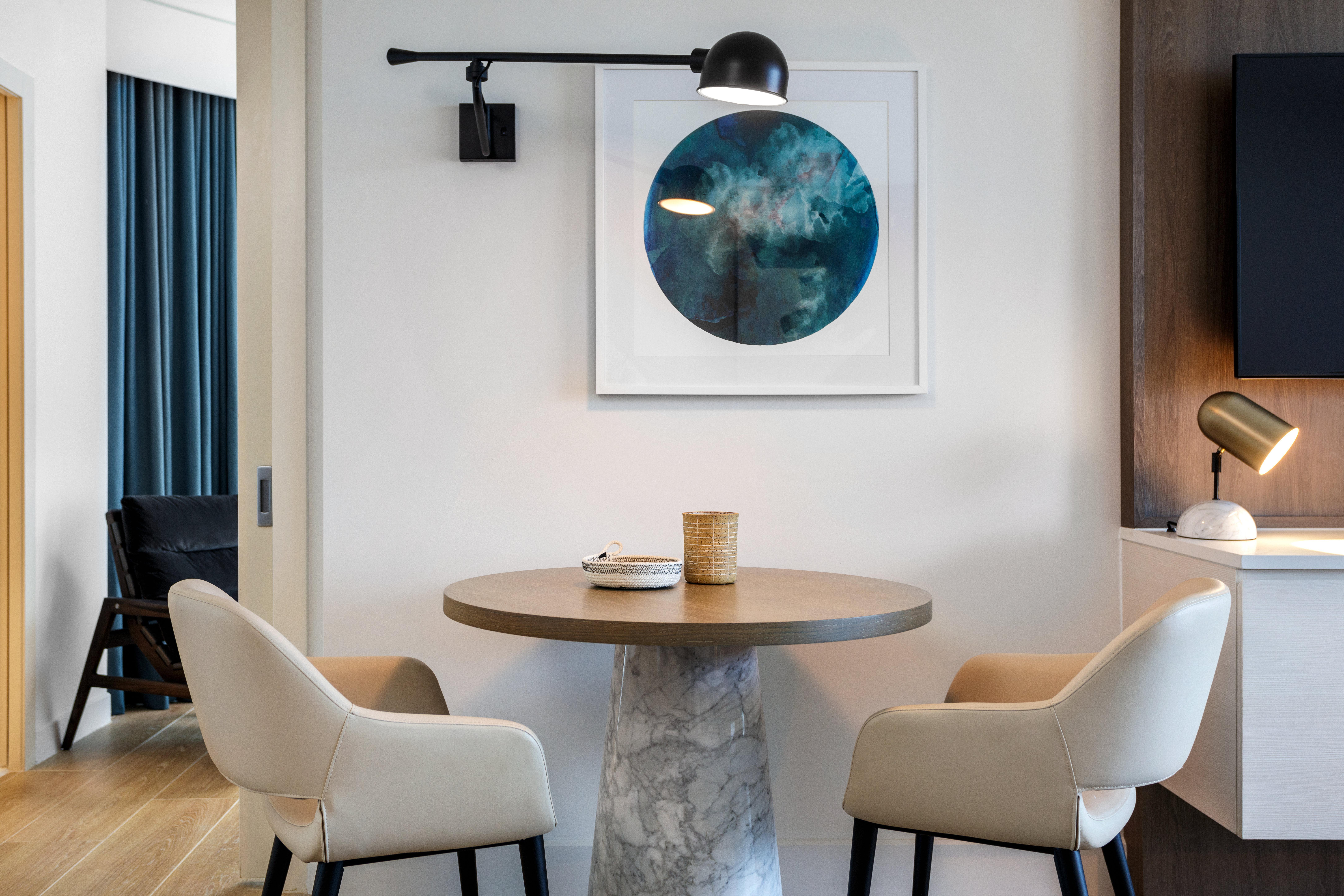 Kimpton Epic Hotel By Ihg Miami Bagian luar foto A wall-mounted light