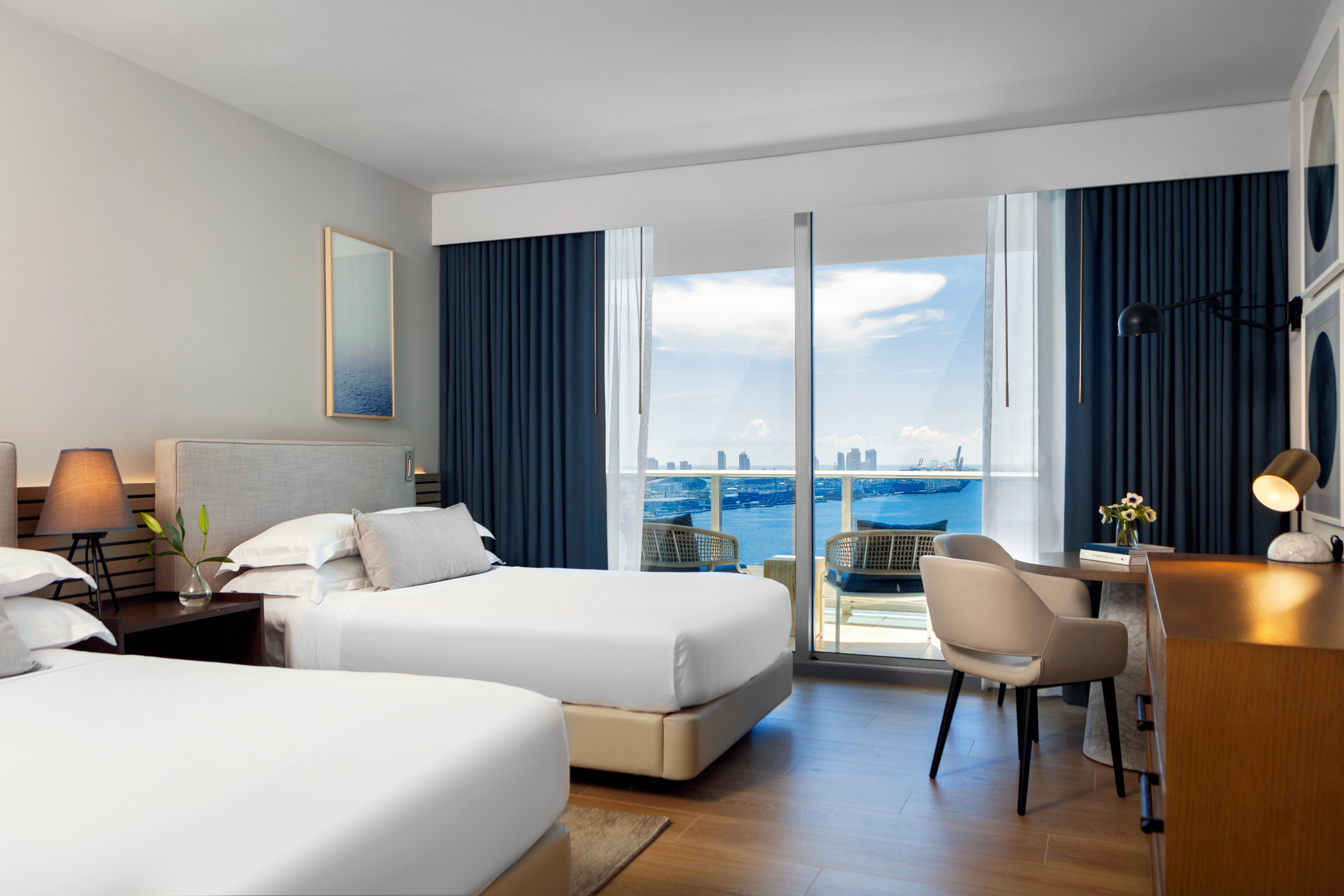 Kimpton Epic Hotel By Ihg Miami Bagian luar foto A guest room at the Hilton San Diego Bayfront