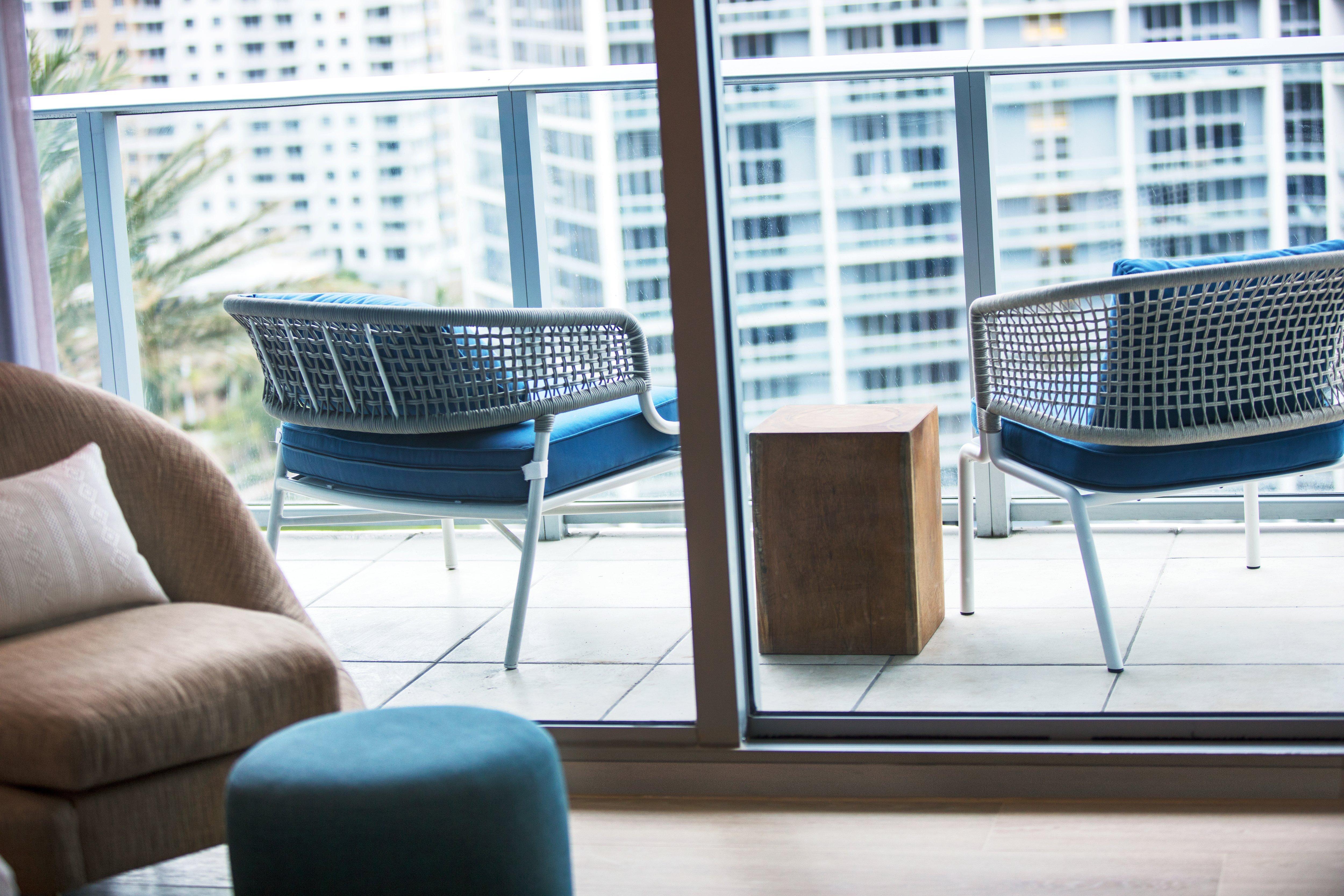 Kimpton Epic Hotel By Ihg Miami Bagian luar foto A balcony at the hotel