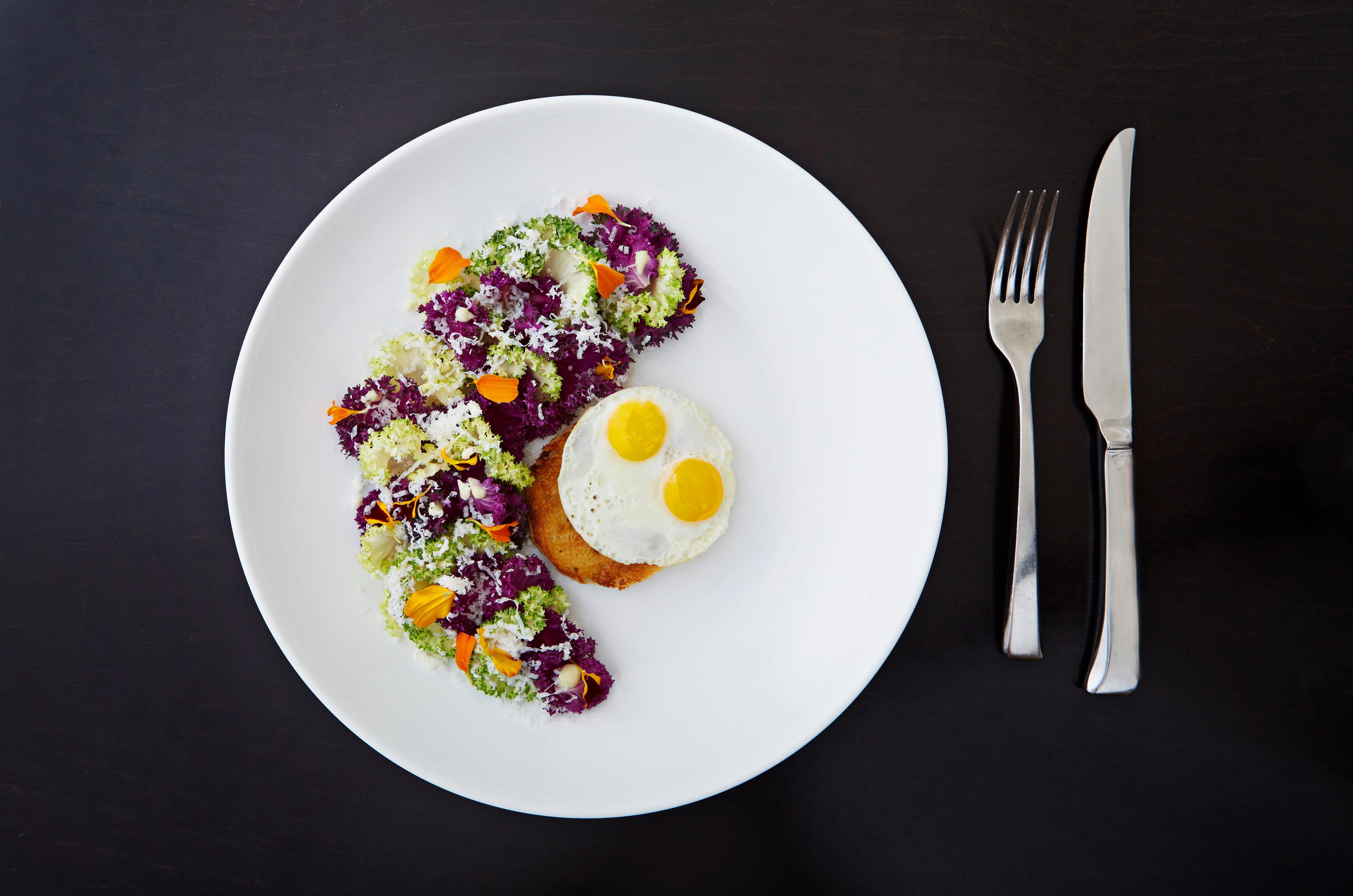 Kimpton Epic Hotel By Ihg Miami Bagian luar foto A salad with a soft-boiled egg