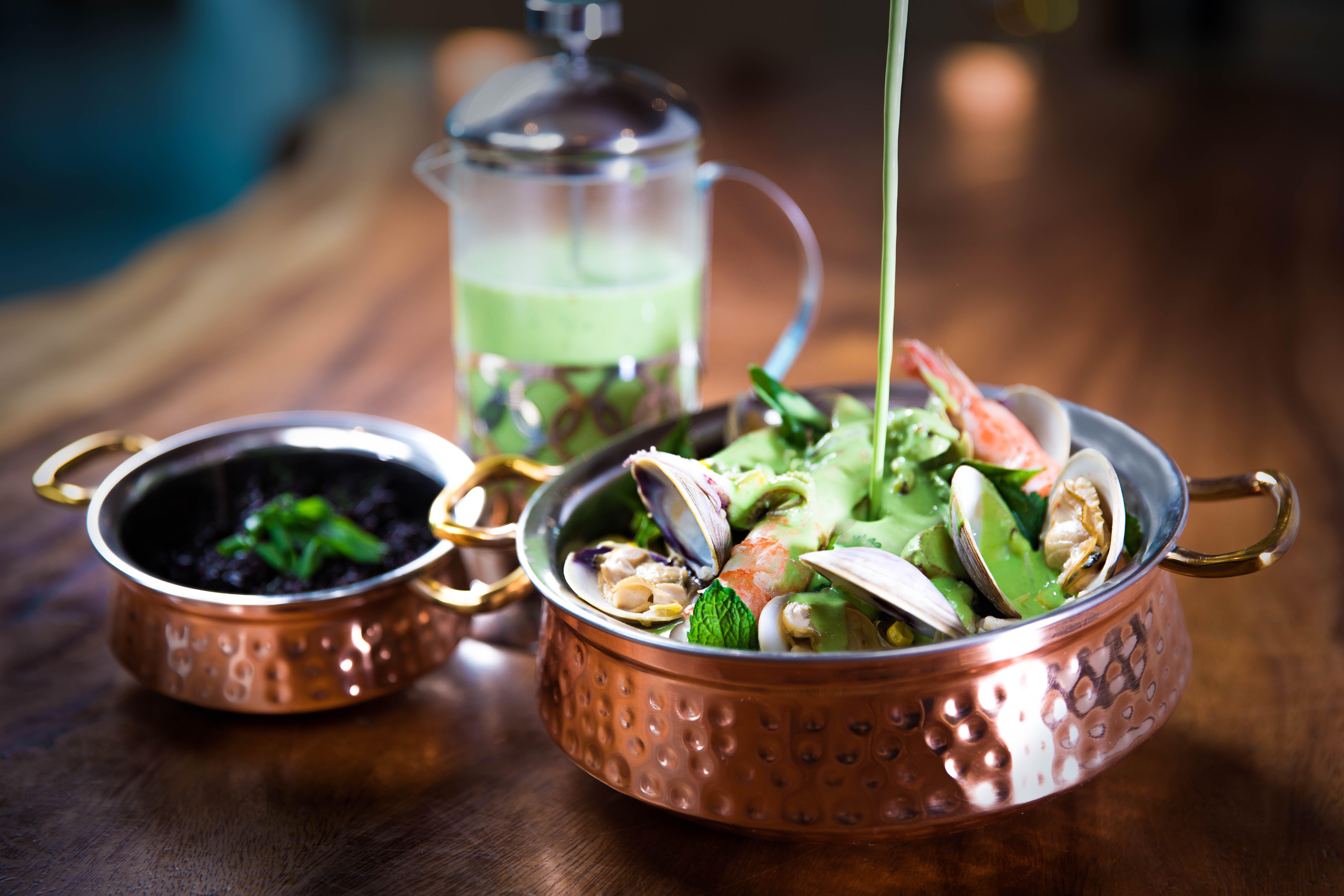 Kimpton Epic Hotel By Ihg Miami Bagian luar foto A salad being dressed with a vinaigrette