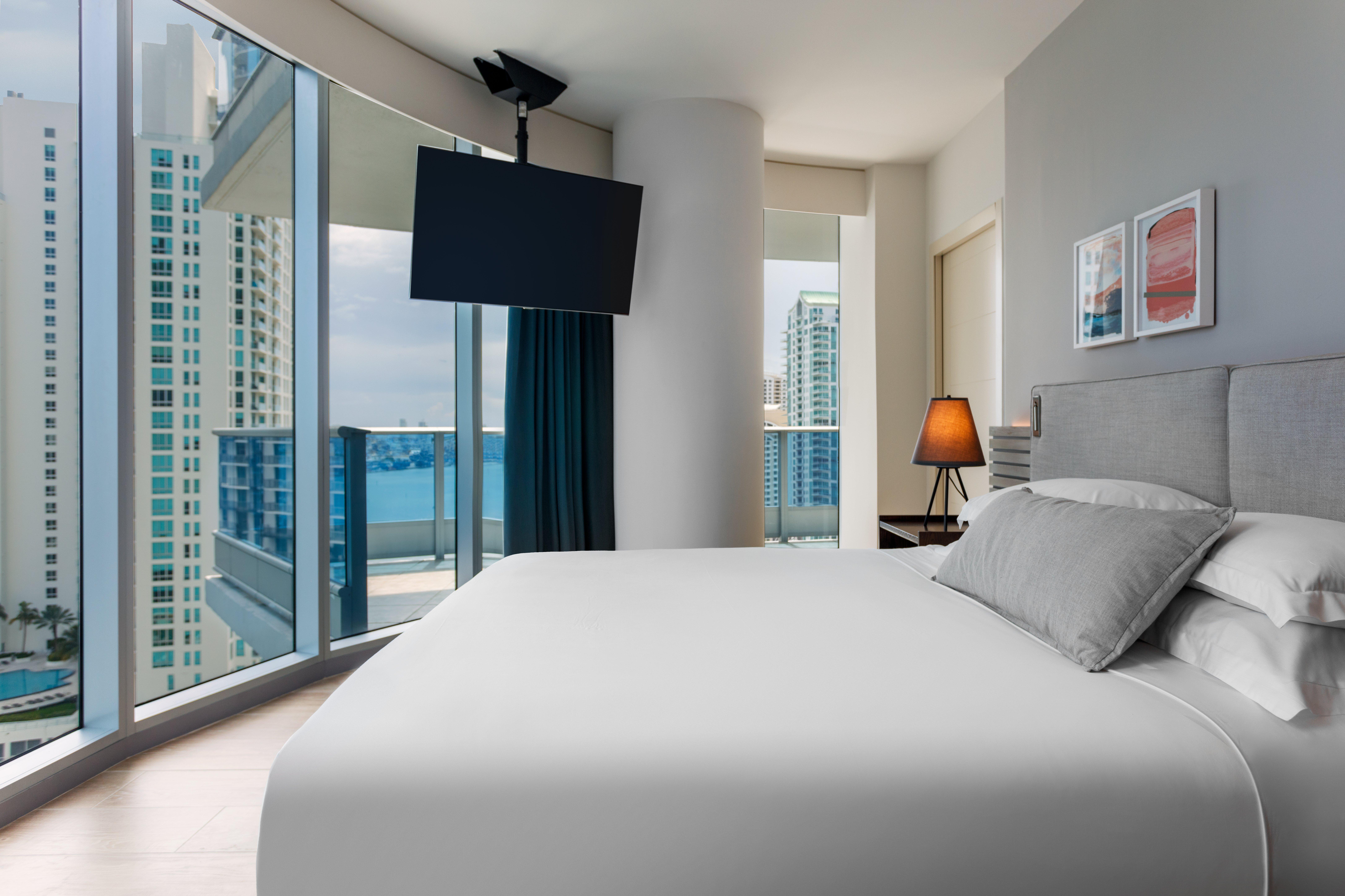Kimpton Epic Hotel By Ihg Miami Bagian luar foto A bedroom at the hotel